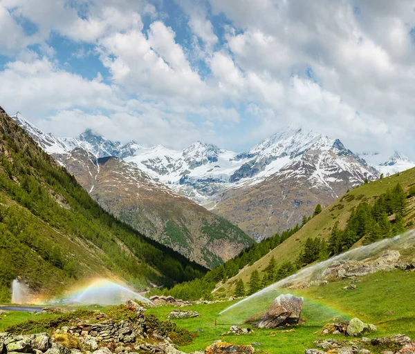 Arco Iris Caños Agua Riego Montaña Los Alpes Verano Suiza —  Fotos de Stock