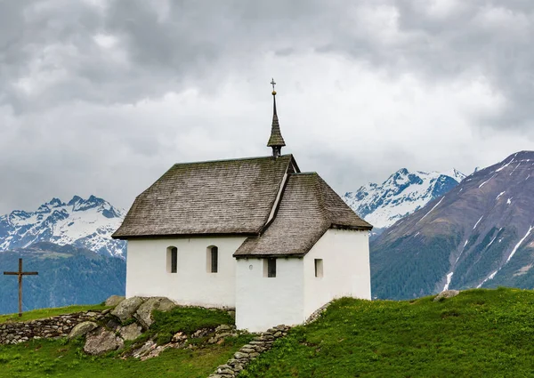 Mooie Oude Kerkje Bettmeralp Alpen Bergdorp Zwitserland Zomer Bewolkt Weergave — Stockfoto