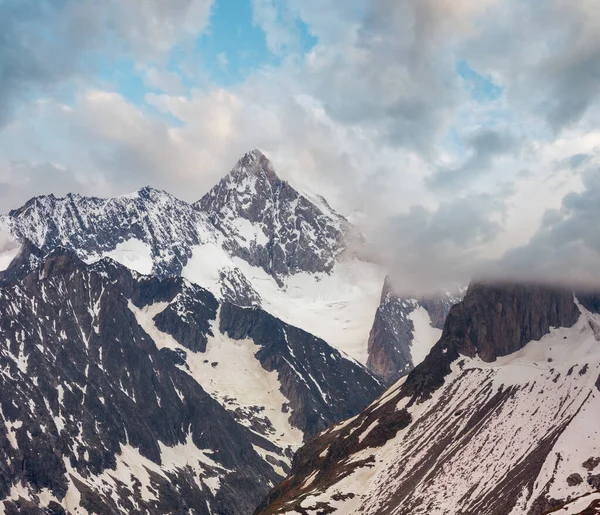 从大阿莱奇冰川和冰落的夏季多云阿尔卑斯山和贝特默霍恩山脊景观 瑞士贝特梅拉普 — 图库照片