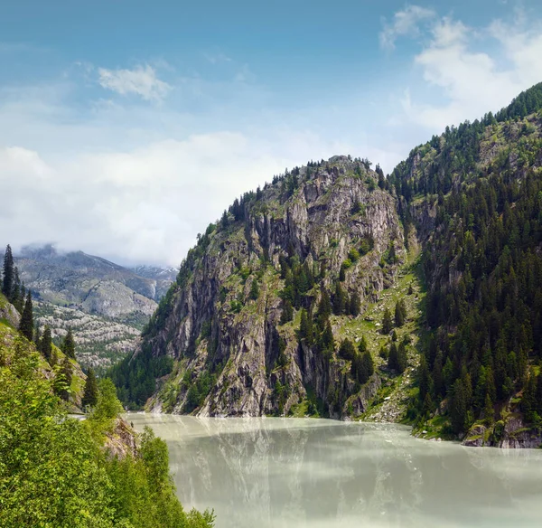 Lac Avec Eau Trouble Formé Barrage Paysage Montagneux Estival Alpes — Photo