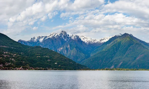 Jezero Como Itálie Letní Pohled Přeháňky Sněhem Vrcholu Mount — Stock fotografie