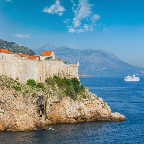 Mury Słynnego Starego Miasta Dubrowniku Chorwacja Biały Statek — Zdjęcie stockowe