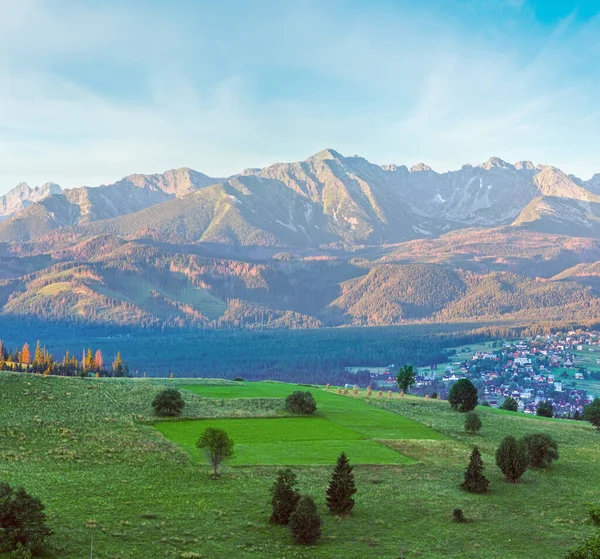 Yaz Gündoğumu Köyü Ilçe Sınırı Görünümü Tatra Dağ Ardında Gliczarow — Stok fotoğraf