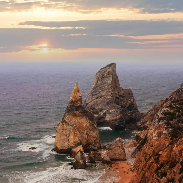 大西洋海岸 花岗岩巨石和海崖 在多云的天气 从葡萄牙罗卡角 Cabo Roca — 图库照片