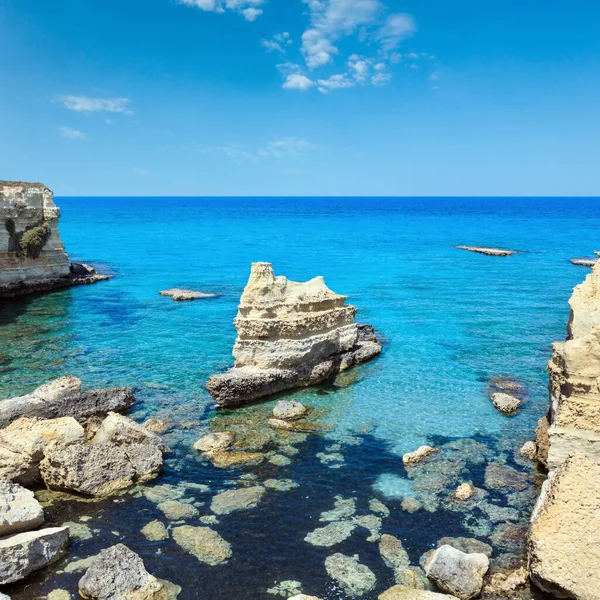 风景如画的海景与白色的岩石峭壁 小岛和 Faraglioni 在海滩大海 Punticeddha Salento 亚得里亚海沿岸 普利亚 意大利 — 图库照片