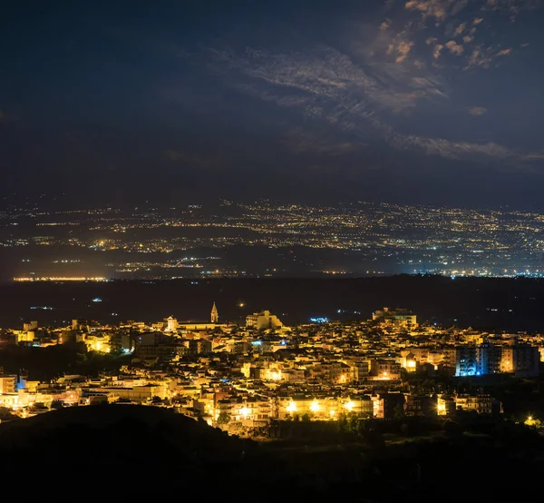 中方向从山路到海和埃特纳火山 锡拉库萨 西西里岛 意大利的夜伦镇视图 — 图库照片