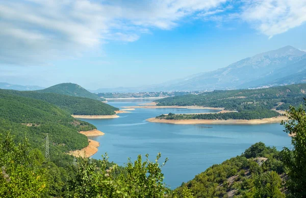 山の背景とDebar湖夏の田園風景 北マケドニアはヨーロッパのデバル町からそう遠くない — ストック写真