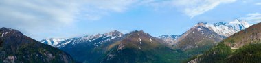 Yaz (Haziran) Grossglockner High Alpine Road 'dan Alp dağlarının zirveleri.