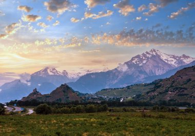 Alpler Dağı yaz sabahı kaleler Tourbillon ve Montorge ile görüntüleme ve kar kaplı kayalık üstleri, Sion, İsviçre.