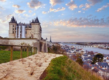Kıyısında River, Fransa Loire Saumur Kalesi'nin görünümü. 10. yüzyılda inşa, later12th yüzyılda yeniden inşa edildi.