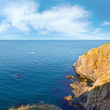 Yaz deniz kıyısında akşam görünümü ve mavi su yüzeyinde dragnet şamandıralar.