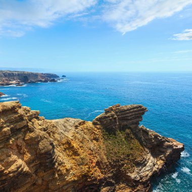 Yaz Atlantik kayalık sahil görünümü, Batı Aljezur, Algarve, Costa Vicentina, Portekiz.