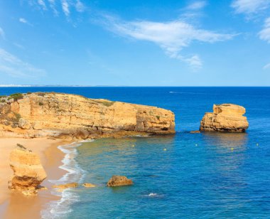 Yaz akşam Atlantik kayalık sahil görünümü ve kumlu plaj Praia de Sao Rafael ile kireçtaşı kayalıklarla, Albufeira, Algarve, Portekiz).