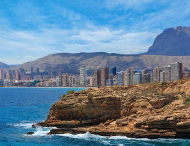 Benidorm şehir sahil yaz görünümü (Costa Blanca, Alicante, İspanya). Tüm insanlar plajda tanınmayan.