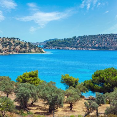 Güzel yaz Ege Denizi kayalık sahil peyzaj, Sithonia (yakınındaki Lagonisi beach), Halkidikya, Yunanistan.