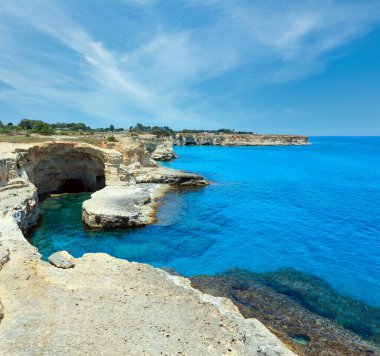 Deniz güzel deniz manzarası ile beyaz kayalık uçurum, mağara, defne ve adacıkları Grotta del Canale, Sant'Andrea,: Salento Adriyatik Denizi, sahili, Puglia, İtalya