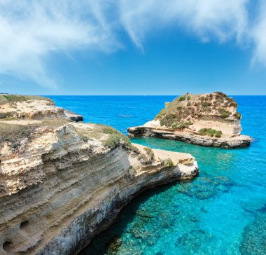 Beyaz kayalık uçurum, deniz Körfezi ve adacıkları Grotta dello Mbruficu, güzel deniz manzarası,: Salento Adriyatik Denizi kıyısında, Puglia, İtalya