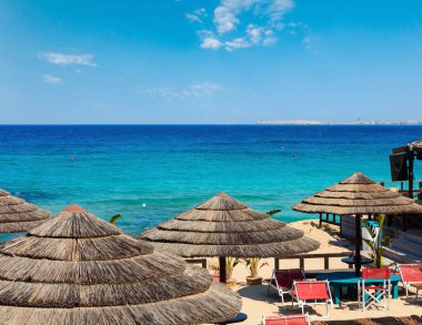 Pitoresk Ionian sea beach Punta della Suina,: Salento, Puglia, İtalya. Gelibolu şehir görünümünde çok.