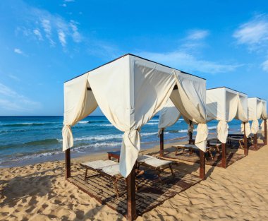 Lüks Plaj çadır Kanopiler sabah cennet beyaz kumlu plaj Maldivler in: Salento (Pescoluse,: Salento, Puglia, Güney İtalya) üzerinde. En güzel deniz kumlu plaj Apulia.