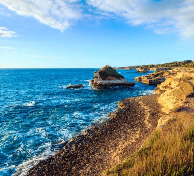 Beyaz kayalık uçurum, deniz Körfezi ve adacıkları Grotta dello Mbruficu, pitoresk sabah gündoğumu deniz manzarası,: Salento Adriyatik Denizi kıyısında, Puglia, İtalya