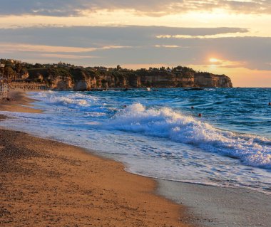 Tropea şehir plaj akşam manzarası, Calabria, İtalya, Tiren Denizi. İnsanlar tanınmaz.