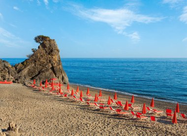 Güzel Tiren Denizi kıyı şeridi ve plaj manzara. Cilento ve Vallo di Diano Milli Parkı, Salerno, İtalya