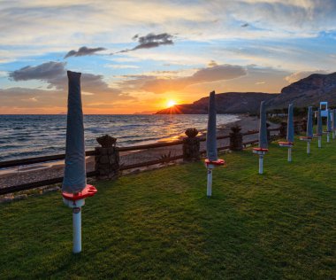 Gün batımı alacakaranlık Tiren Denizi beach yakınındaki güzel dinlenme yeri. (Gaeta, Latina, İtalya)