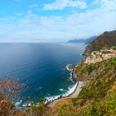 Güzel yaz Riomaggiore - beş ünlü köylerinden, Ligurya Denizi ve dik kayalıklarla karada arasında askıya Liguria, İtalya, Cinque Terre Milli Parkı. Tanınmayan insanlar.