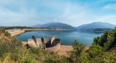 Debar Gölü yaz manzarası, hidroelektrik santrali Shpilje yakınlarındaki su drenajı inşaatı ve dağlar. Kuzey Makedonya Debar Town, Avrupa 'dan uzak değil.