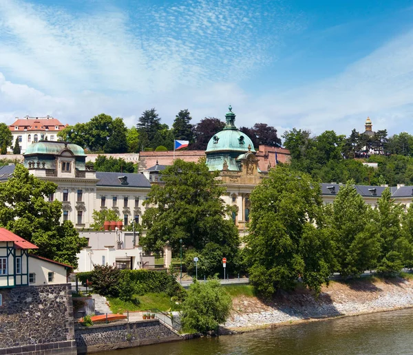 プラハ チェコ共和国 ヴルタヴァ川から見る政府のオフィスで Straka アカデミー — ストック写真