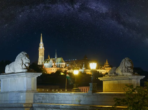 ハンガリーのランドマーク ブダペストチェーンブリッジ夜空に天の川銀河の星との夜景 長時間露光 — ストック写真