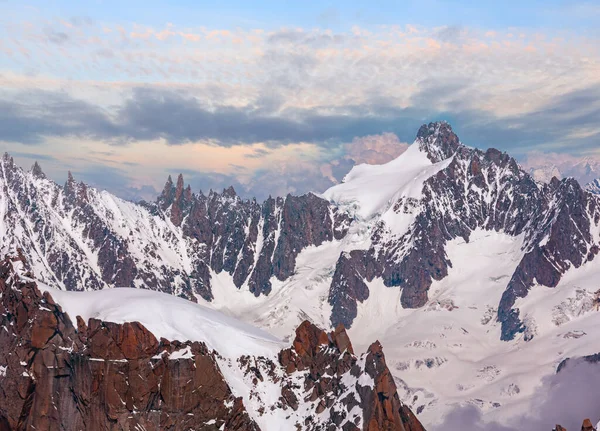 从法国阿尔卑斯山夏莫尼的米迪山艾古耶杜米迪山的勃朗峰岩石山夏季景观 — 图库照片