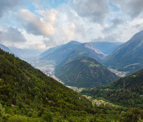 Latem Dolina Chamonix Pochmurny Widok Kolejki Linowej Aiguille Midi Alpy — Zdjęcie stockowe