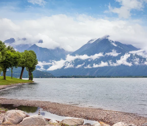 Jezioro Como Włochy Letni Chmurny Widok Kamiennym Brzegu — Zdjęcie stockowe