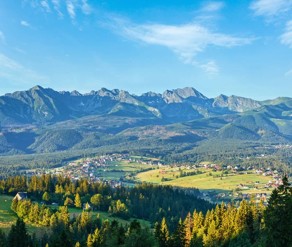 Verano Pueblo Montaña Las Afueras Cordillera Tatra Detrás Gliczarow Dolny —  Fotos de Stock