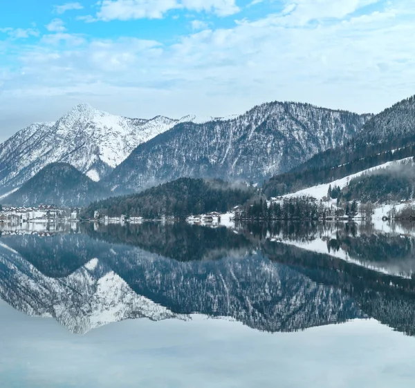 多云的冬季高山湖Grundlsee 奥地利 水面上反射出奇异的图案 — 图库照片
