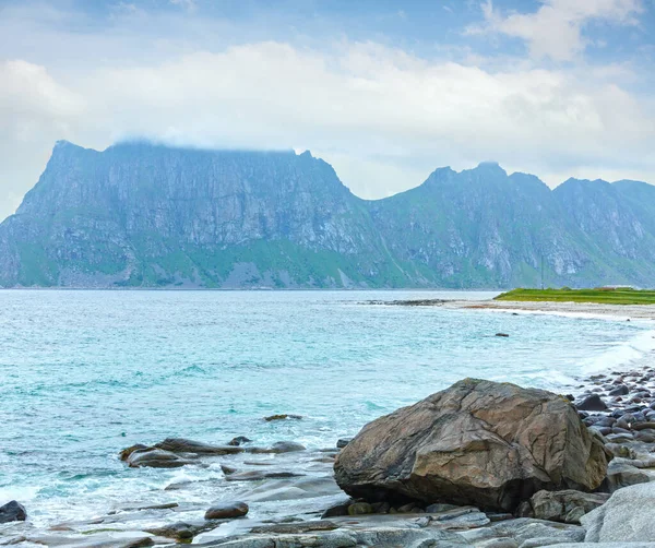 Haukland 石のビーチ夏ビュー ノルウェー ロフォーテン諸島 — ストック写真