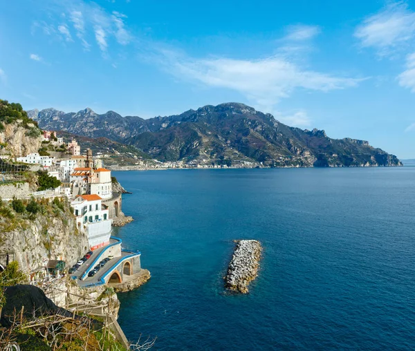 Θέα Στην Ακτή Αμάλφι Πόλη Βραχώδη Λόφο Ιταλία — Φωτογραφία Αρχείου
