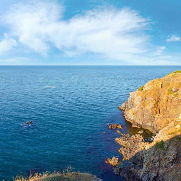 夏海海岸夕景と青い水面に捜査網のブイ — ストック写真