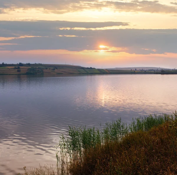 Abendliche Seenlandschaft Mit Sonnenreflexion Auf Der Wasseroberfläche — Stockfoto
