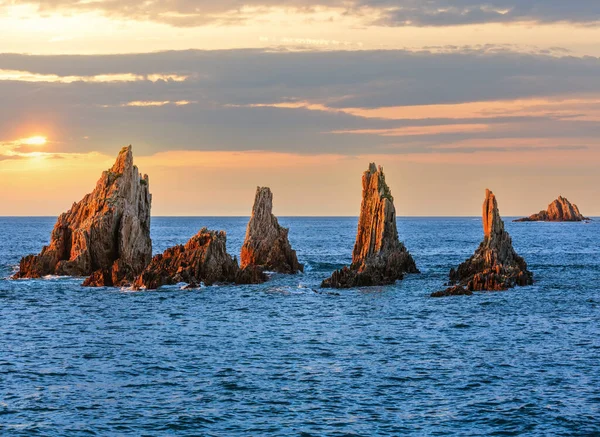 Gueirua Beach Asturias Spanya Yakınındaki Adacıkları Keskin Atlantik Okyanusu Manzara — Stok fotoğraf