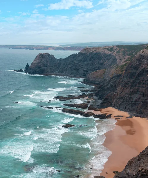 Sandstrand Mit Steinigen Bergrücken Bewölkte Sicht Auf Die Sommerliche Atlantikküste — Stockfoto