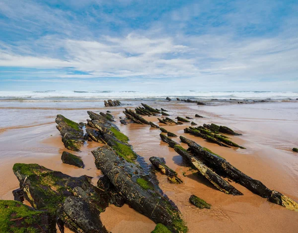 Skalní Útvary Písečnou Pláž Modrá Obloha Kupovité Mraky Algarve Costa — Stock fotografie