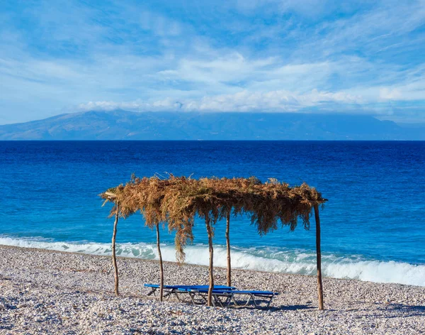 Letní Ranní Oblázková Pláž Lehátky Nebesy Albánie — Stock fotografie