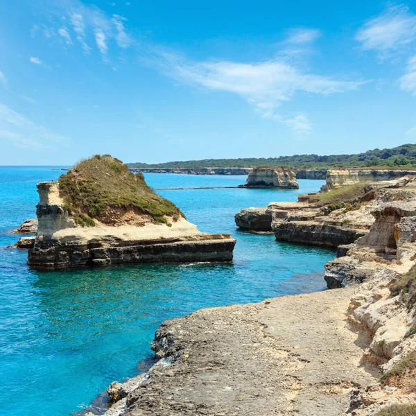 风景如画的海景与白色的岩石峭壁 海湾和小岛在格罗塔吉甘泰报 Mbruficu Salento 亚得里亚海海岸 普利亚 意大利 — 图库照片