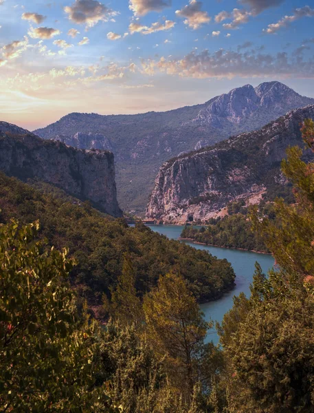 ショッペト湖の断崖絶壁の海岸に沿ってアルバニアで最も美しい道路の一つからの眺め ウルザ湖自然公園 ディバー郡 バルカン山脈 アルバニア ヨーロッパ — ストック写真