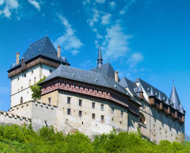Çek Cumhuriyeti'ndeki tarihi ortaçağ Karlstejn Kalesi (Bohemya, Prag yakınlarında )