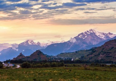 Alpler Dağı yaz sabahı kaleler Tourbillon ve Montorge ile görüntüleme ve kar kaplı kayalık üstleri, Sion, İsviçre.