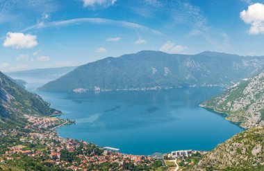 Körfezi kotor yaz puslu manzarayı ve kotor şehir kenarı (Karadağ). 
