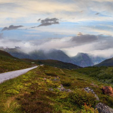 Yaz dağ bulutlu kırsal manzara Aurlandsfjellet ulusal manzaralı yoldan highlands Road, Norveç